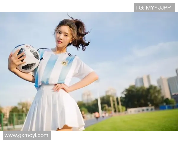 女孩子穿上足球星球衣展现活力与时尚魅力 打破性别界限的全新潮流风尚